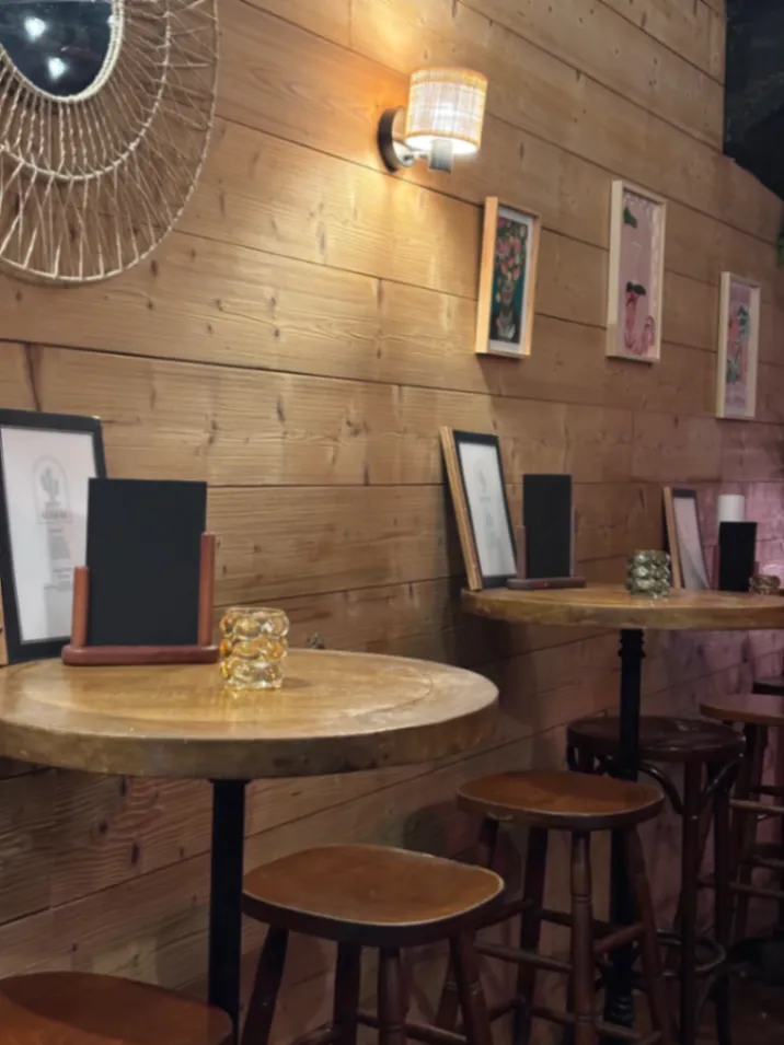 Bar Iconique du Vieux-Nice : Un Lieu Légendaire pour Soirées & Cocktails