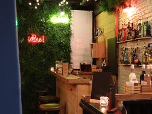 Bar Iconique du Vieux-Nice : Un Lieu Légendaire pour Soirées & Cocktails