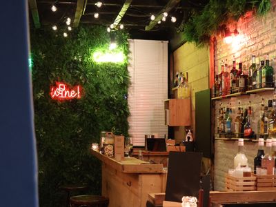 Bar Iconique du Vieux-Nice : Un Lieu Légendaire pour Soirées & Cocktails