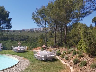 Large garden with swimming pool in the Aix countryside with sea views