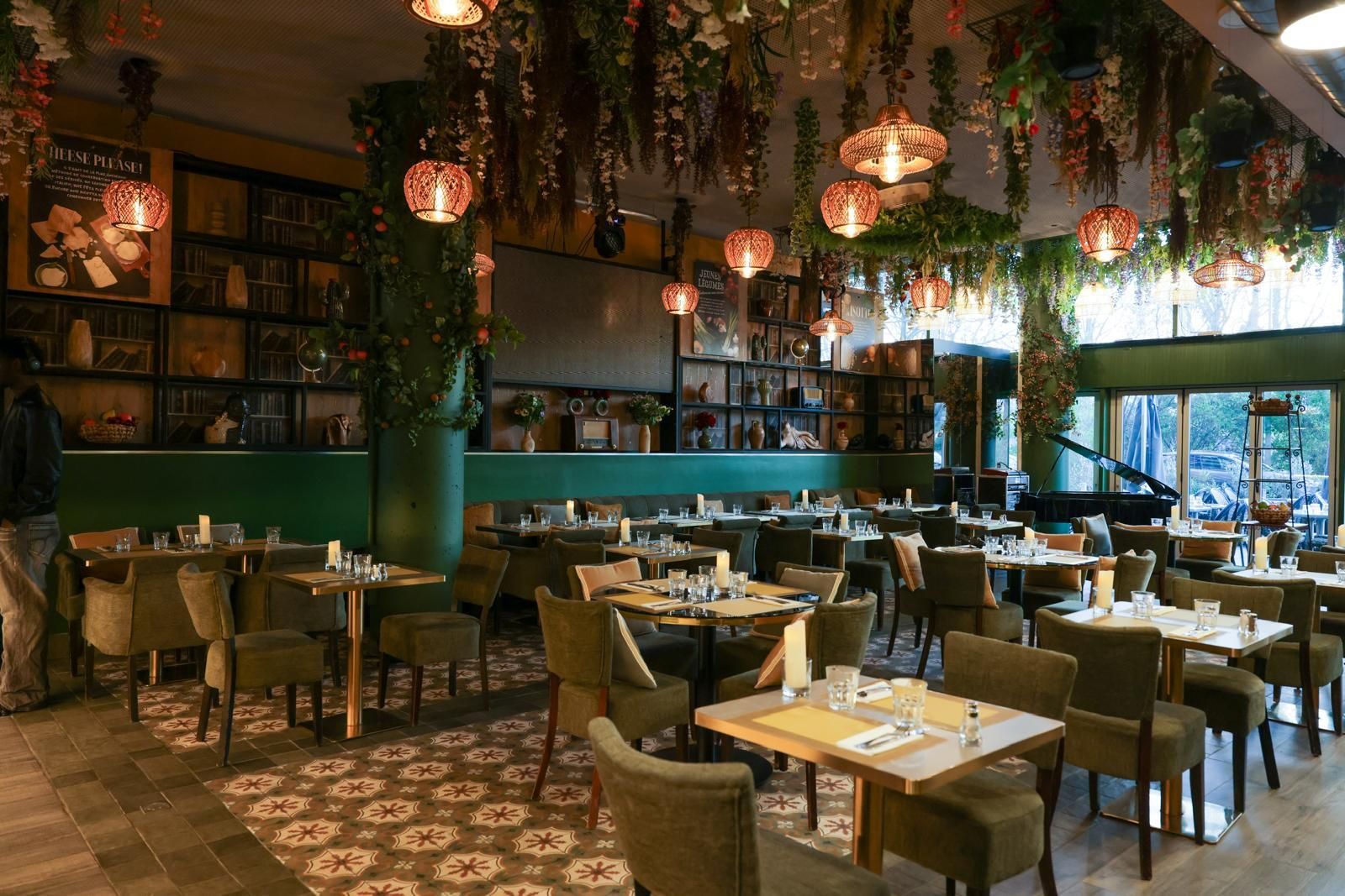 Epicurean Greenhouse Restaurant: Event Venue Overlooking the Seine