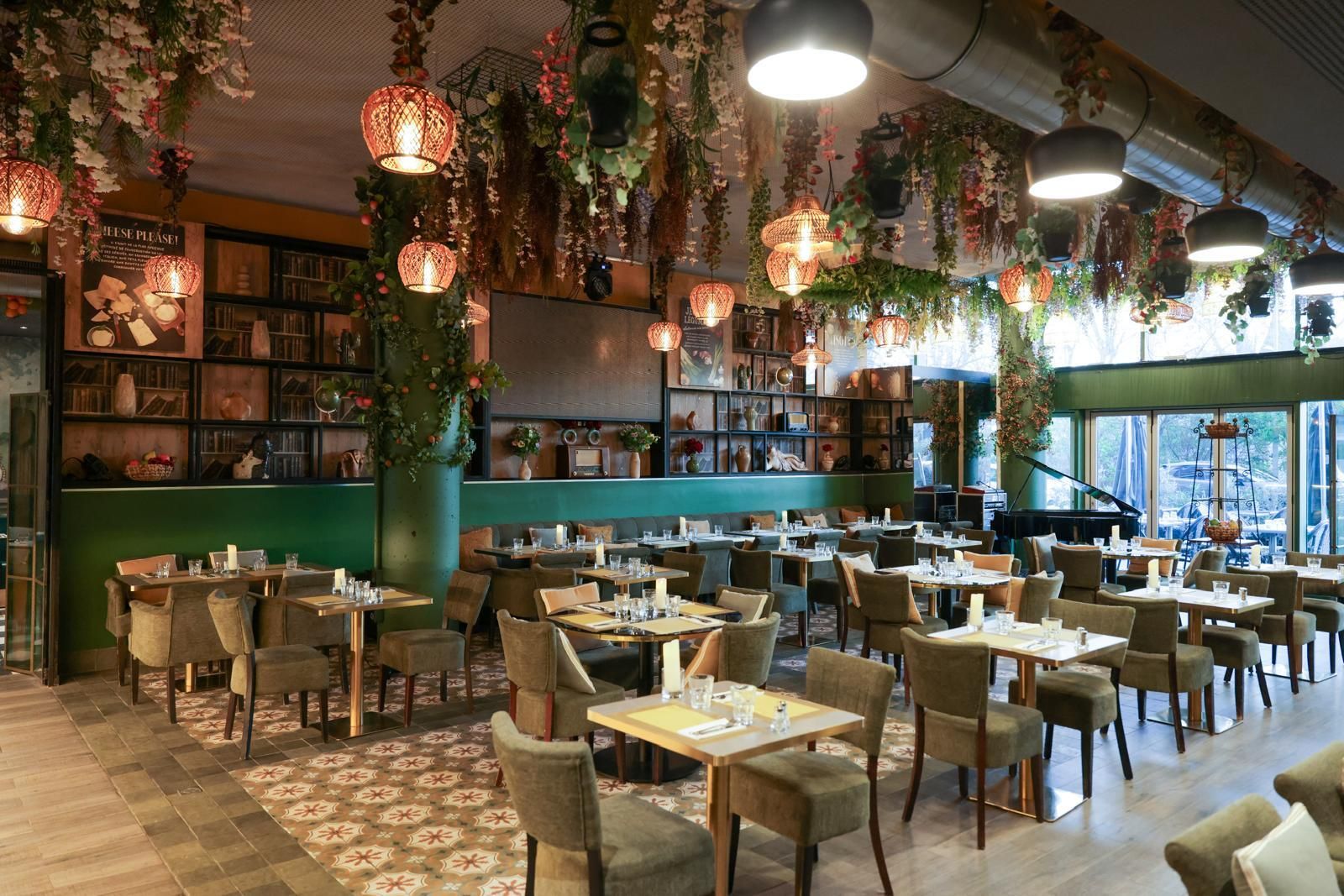 Epicurean Greenhouse Restaurant: Event Venue Overlooking the Seine
