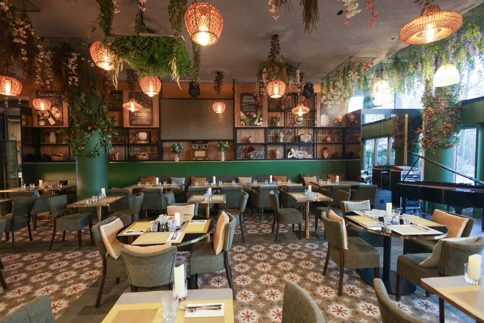 Epicurean Greenhouse Restaurant: Event Venue Overlooking the Seine