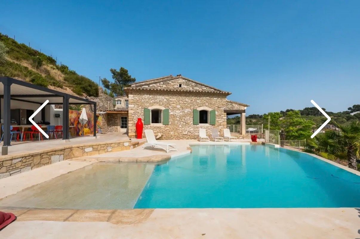 Domaine en Pierre de Gordes avec Piscine à Débordement et Vues sur la Campagne pour Événements