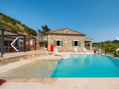 Domaine en Pierre de Gordes avec Piscine à Débordement et Vues sur la Campagne pour Événements