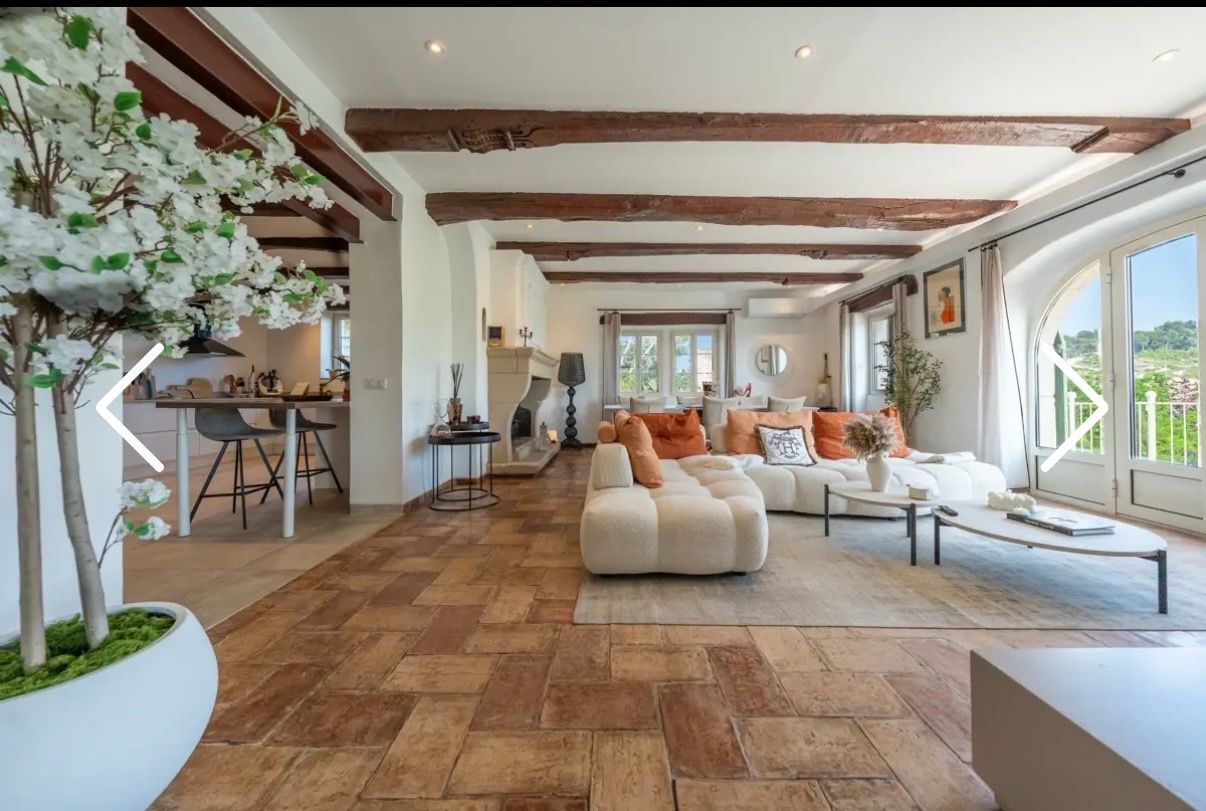Domaine en Pierre de Gordes avec Piscine à Débordement et Vues sur la Campagne pour Événements