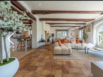 Domaine en Pierre de Gordes avec Piscine à Débordement et Vues sur la Campagne pour Événements