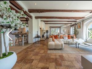 Domaine en Pierre de Gordes avec Piscine à Débordement et Vues sur la Campagne pour Événements