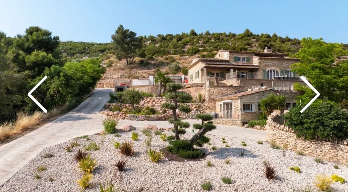 Domaine en Pierre de Gordes avec Piscine à Débordement et Vues sur la Campagne pour Événements