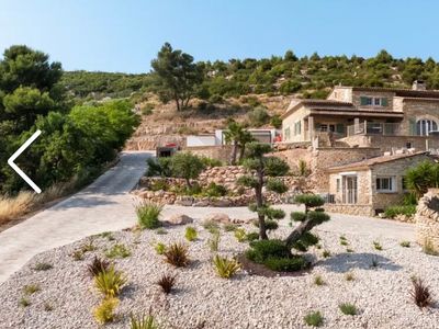 Domaine en Pierre de Gordes avec Piscine à Débordement et Vues sur la Campagne pour Événements