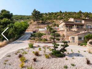 Domaine en Pierre de Gordes avec Piscine à Débordement et Vues sur la Campagne pour Événements