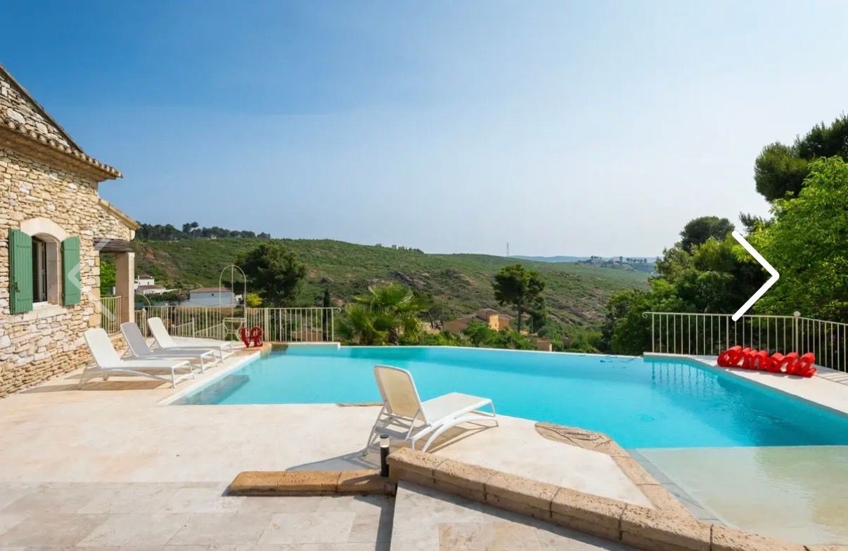 Domaine en Pierre de Gordes avec Piscine à Débordement et Vues sur la Campagne pour Événements