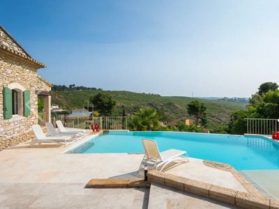 Domaine en Pierre de Gordes avec Piscine à Débordement et Vues sur la Campagne pour Événements