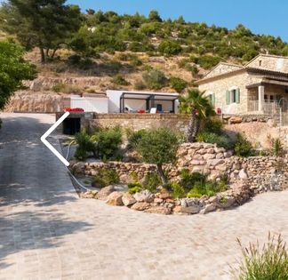 Domaine en Pierre de Gordes avec Piscine à Débordement et Vues sur la Campagne pour Événements