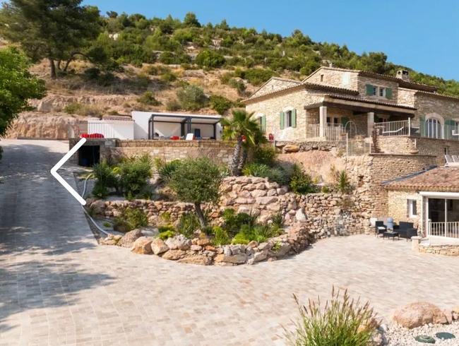 Domaine en Pierre de Gordes avec Piscine à Débordement et Vues sur la Campagne pour Événements