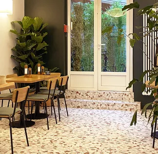 Salle de réunion lumineuse sur cour à Paris pour événements professionnels