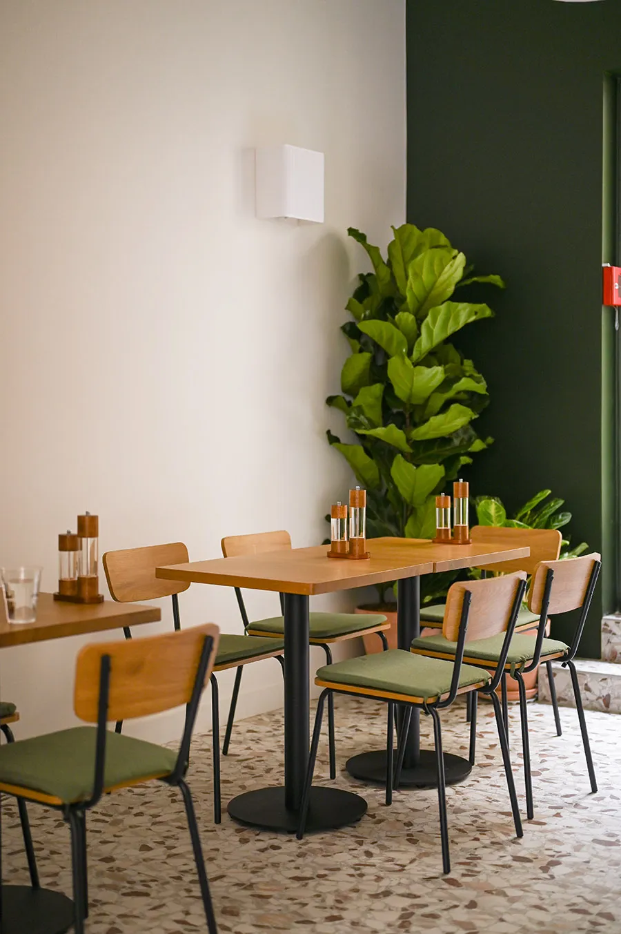 Bright Courtyard Meeting Room in Paris for Professional Events