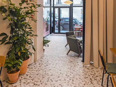 Salle de réunion lumineuse sur cour à Paris pour événements professionnels