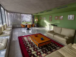 La Défense Penthouse with Panoramic Paris Views & Hanging Garden