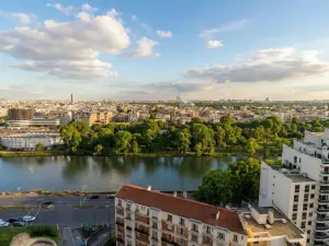 La Défense Penthouse with Panoramic Paris Views & Hanging Garden