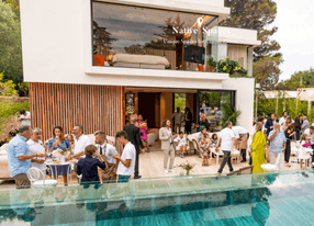 Gorgeous terrace combining blue sky, sea and greenery, the best views of "Baie des Anges"