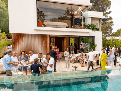 Gorgeous terrace combining blue sky, sea and greenery, the best views of "Baie des Anges"