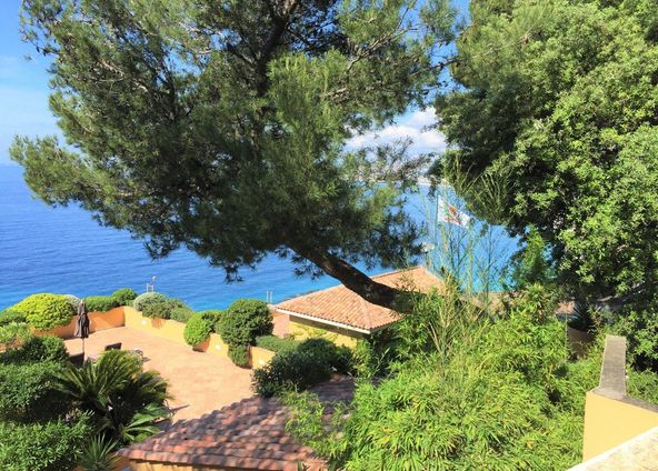 Gorgeous terrace combining blue sky, sea and greenery, the best views of "Baie des Anges"