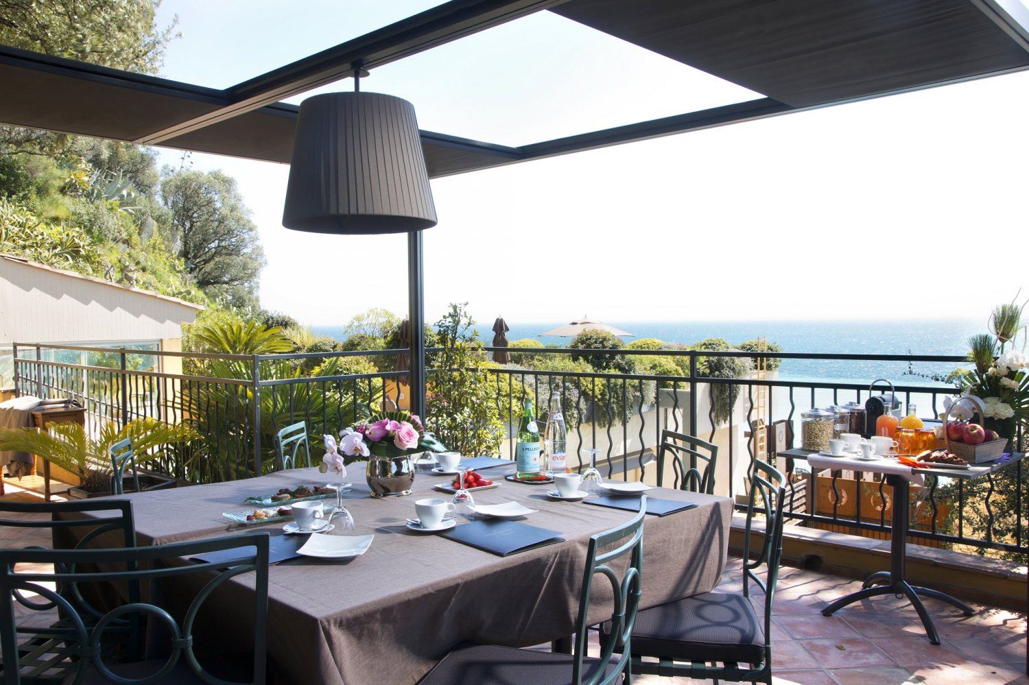 Gorgeous terrace combining blue sky, sea and greenery, the best views of "Baie des Anges"