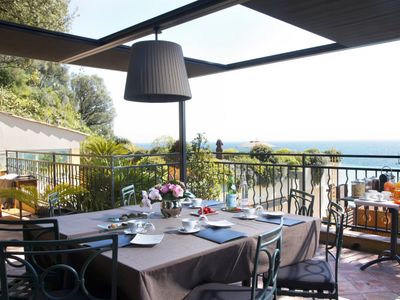 Gorgeous terrace combining blue sky, sea and greenery, the best views of "Baie des Anges"