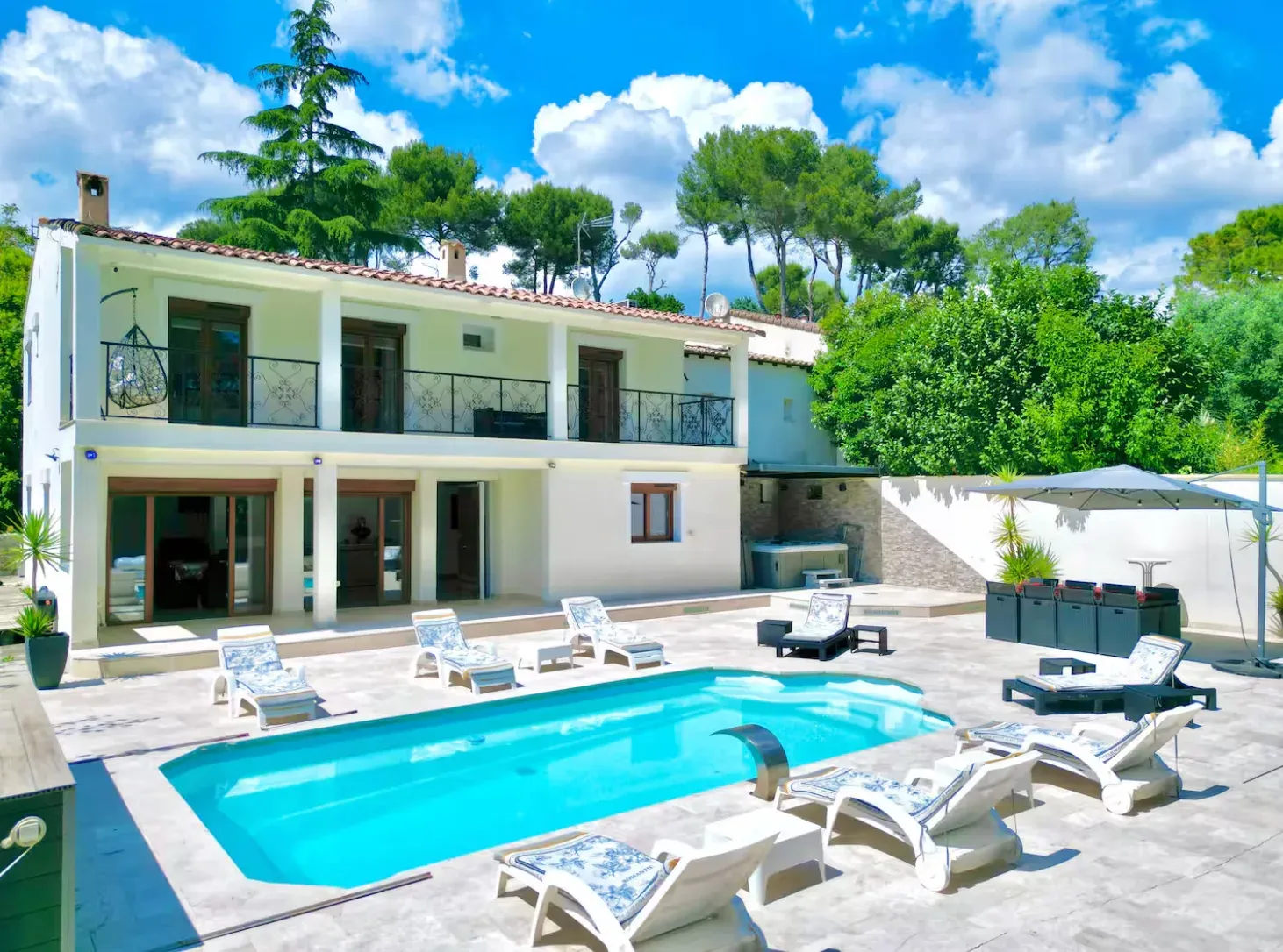 Villa Élégante avec Piscine & Jacuzzi sur la Côte d'Azur