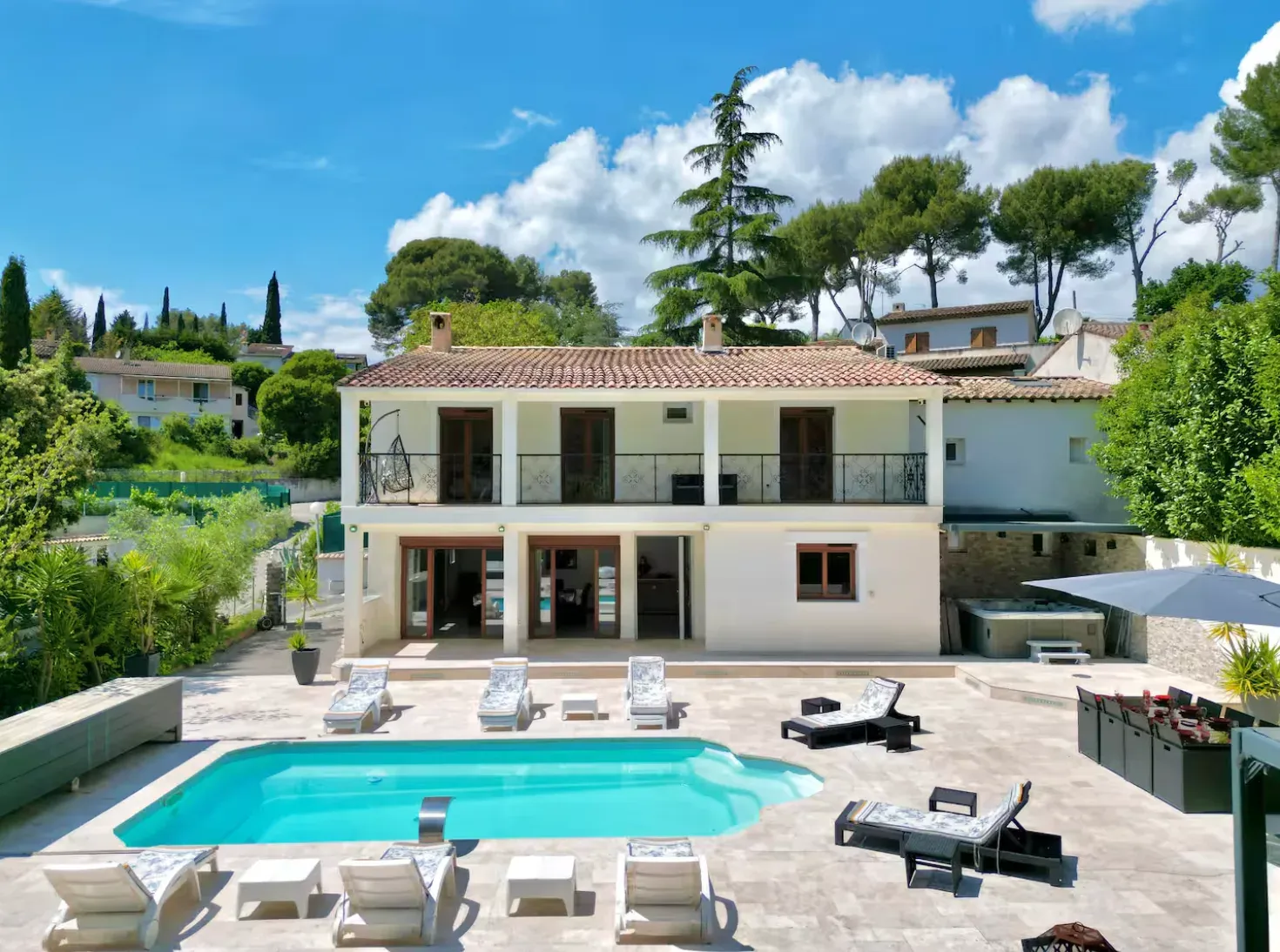 Villa Élégante avec Piscine & Jacuzzi sur la Côte d'Azur
