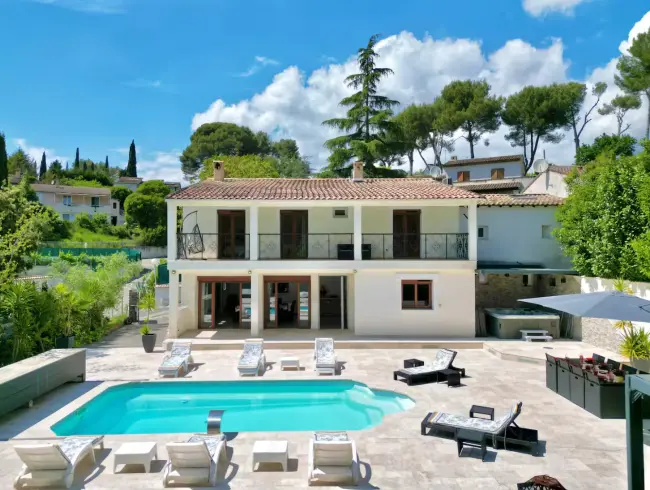 Villa Élégante avec Piscine & Jacuzzi sur la Côte d'Azur