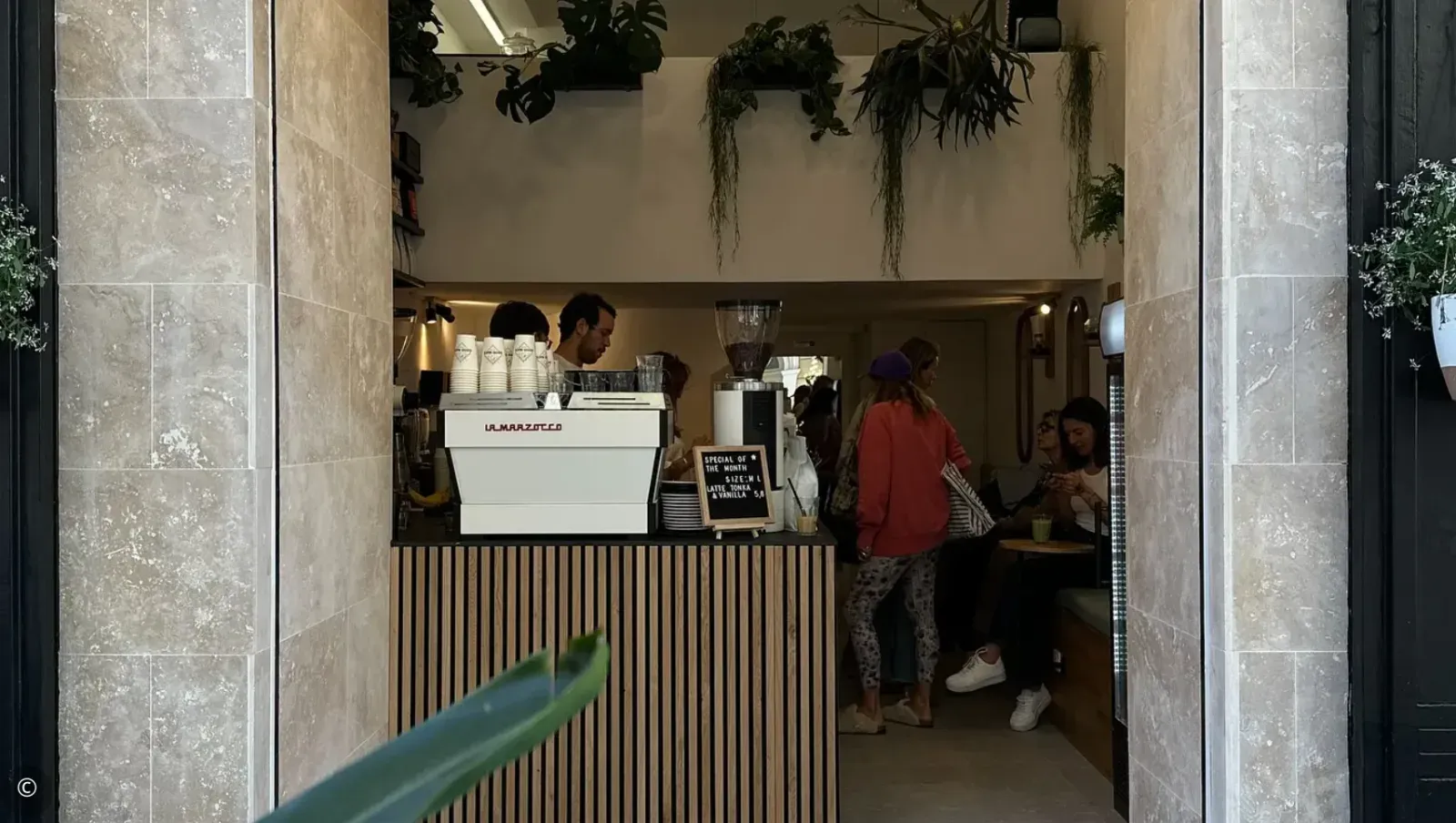 Cannes Café: Ideal Venue for Business Meetings & Events