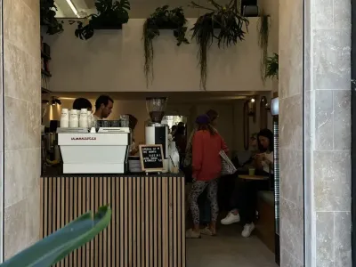 Café à Cannes : Lieu Idéal pour Réunions d'Affaires et Événements