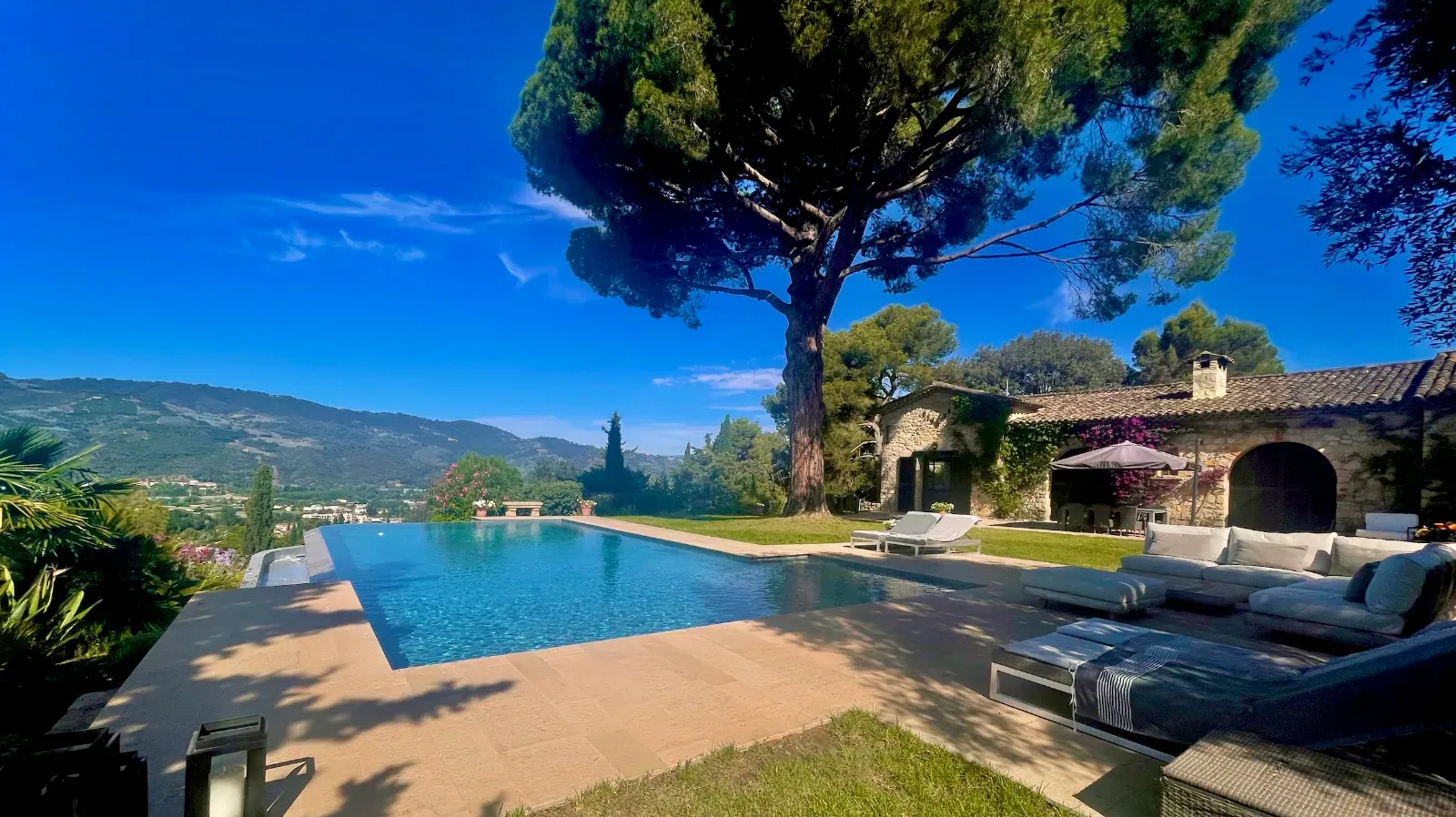 Villa with Mountain View for Corporate Events in La Roquette-sur-Siagne