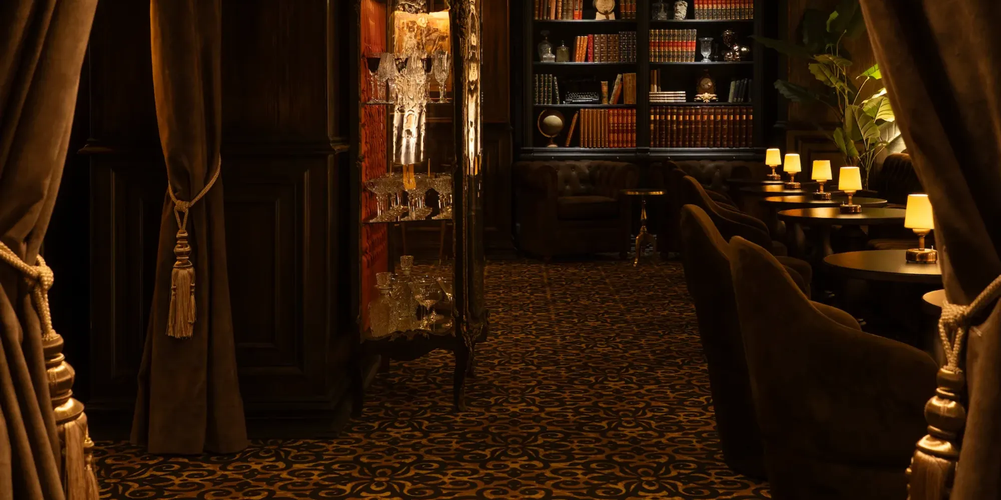 1920s speakeasy cocktail venue for corporate events in Barcelona Gothic Quarter