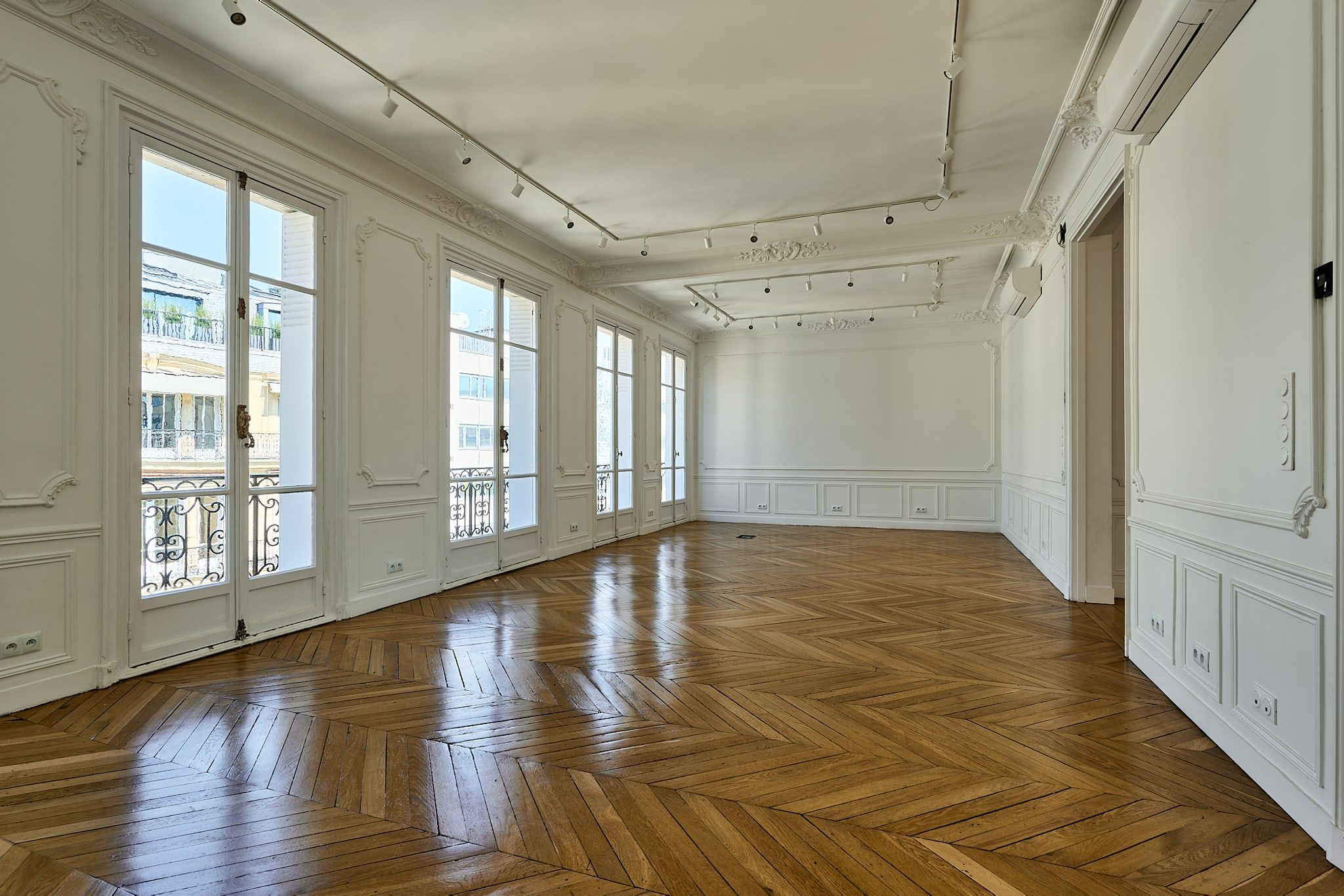 Elegant Haussmann-Style Flat for Events in Paris