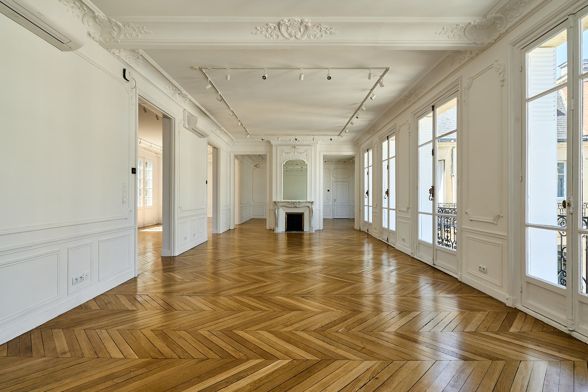 Elegant Haussmann-Style Flat for Events in Paris