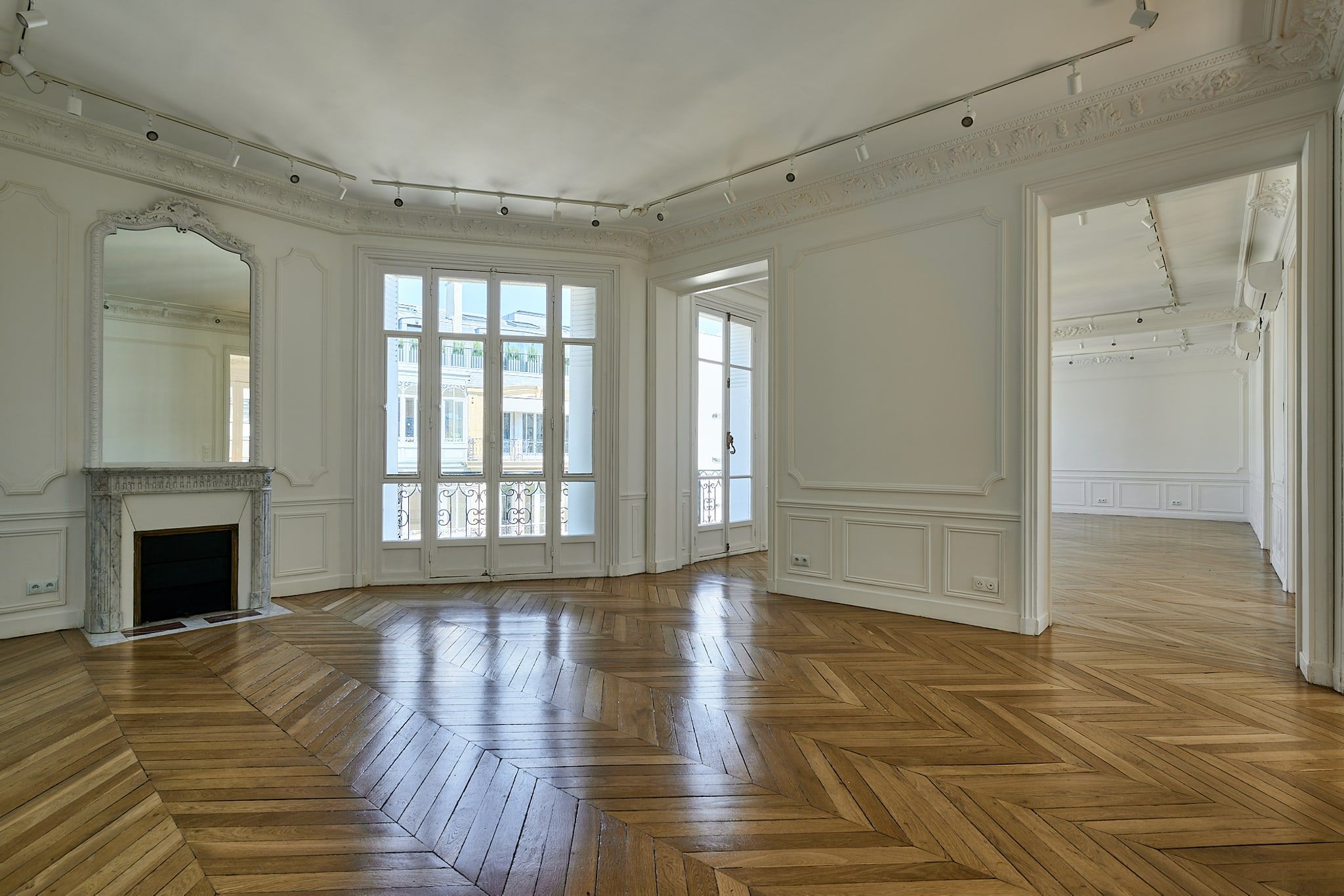 Elegant Haussmann-Style Flat for Events in Paris