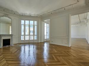 Elegant Haussmann-Style Flat for Events in Paris