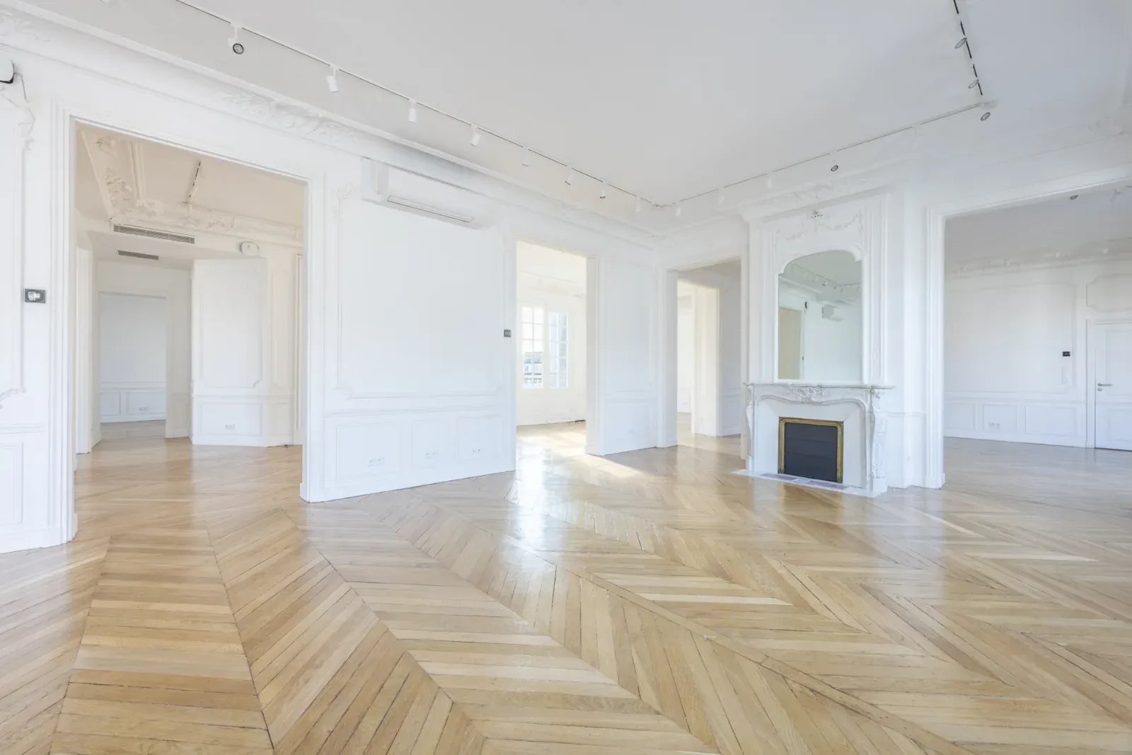 Elegant Haussmann-Style Flat for Events in Paris
