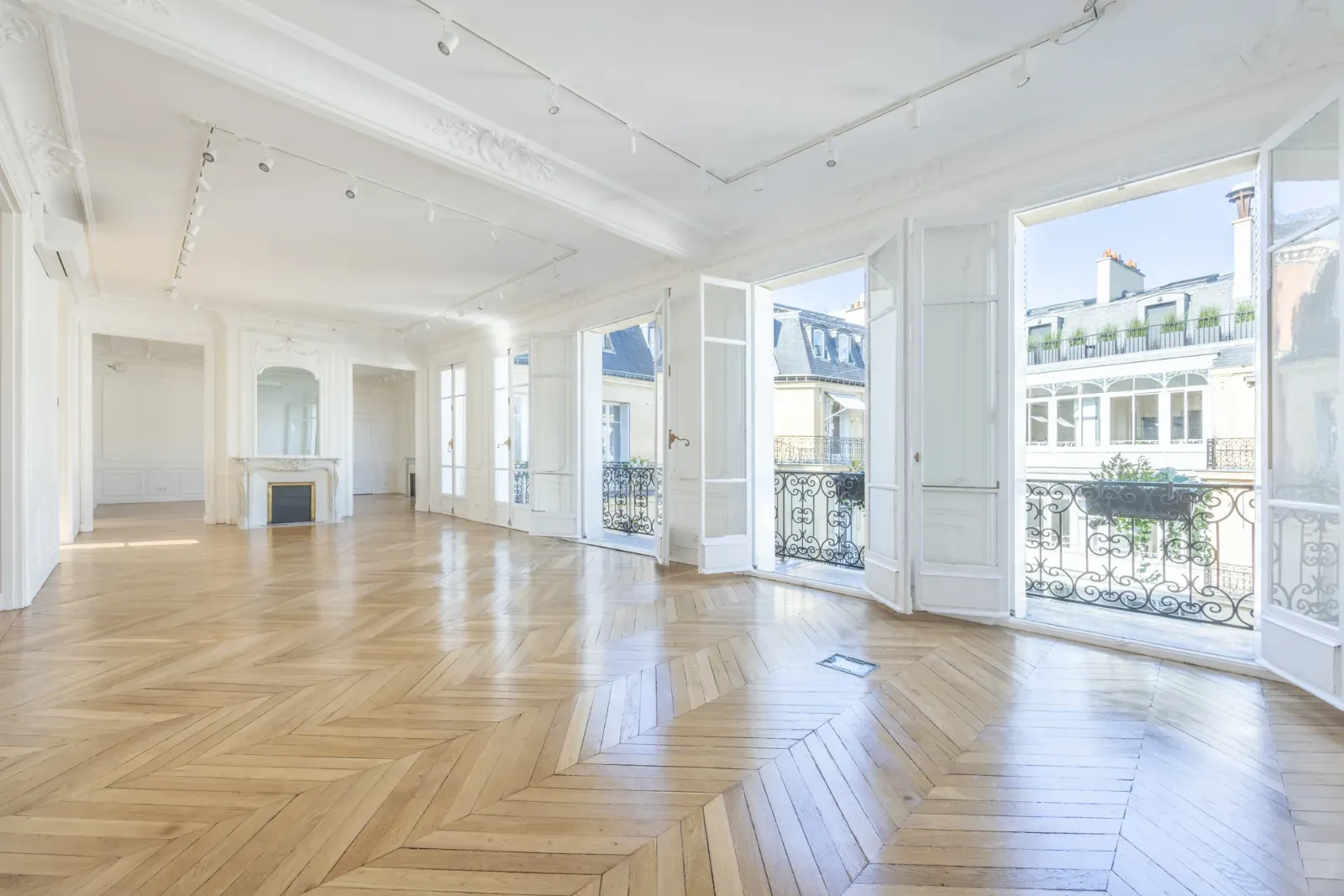 Elegant Haussmann-Style Flat for Events in Paris
