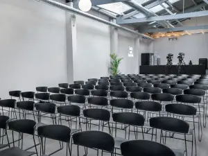 Lieu Polyvalent à Barcelone avec Jardin Tropical pour Événements d'Entreprise et Créatifs