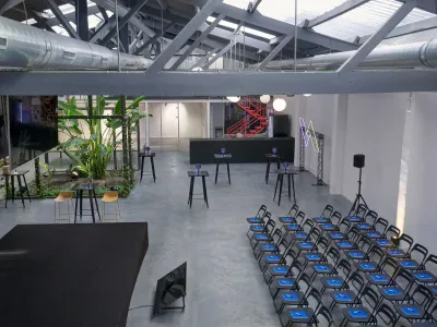 Lieu Polyvalent à Barcelone avec Jardin Tropical pour Événements d'Entreprise et Créatifs