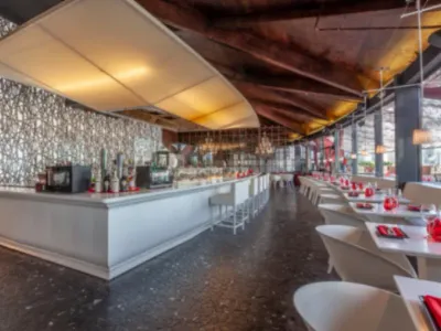 Un Sanctuaire Méditerranéen au-dessus des Nuages de Barcelone