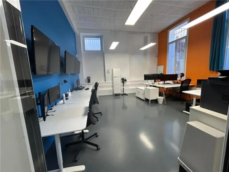 Cannes Ground-Floor Workspace: 100 m² for Meetings & Seminars