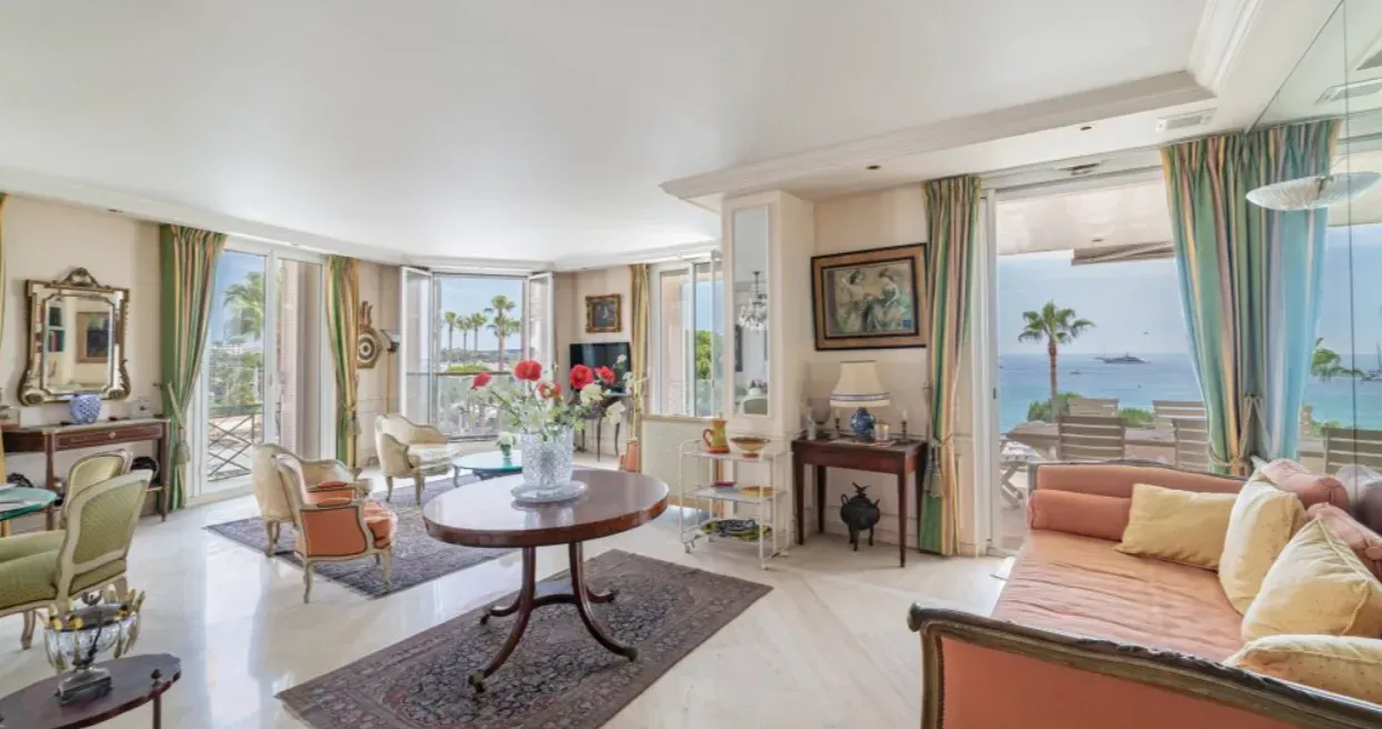 Luxury 3-Bedroom Apartment with Terrace for Meetings in Cannes