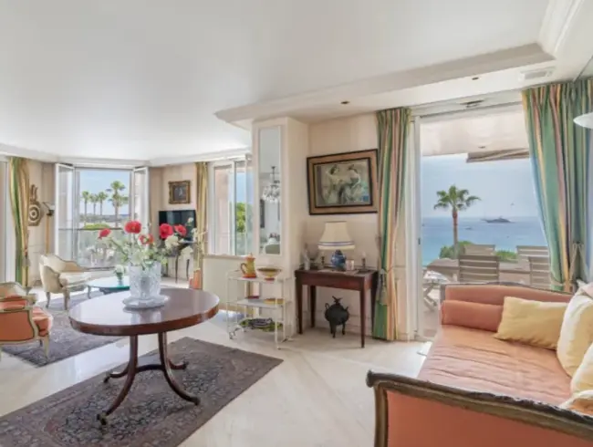 Luxury 3-Bedroom Apartment with Terrace for Meetings in Cannes