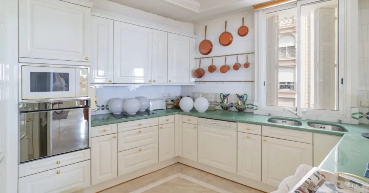 Luxury 3-Bedroom Apartment with Terrace for Meetings in Cannes