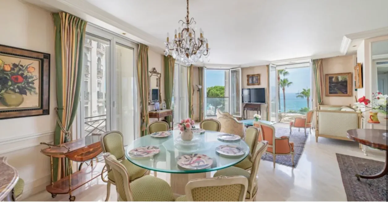 Luxury 3-Bedroom Apartment with Terrace for Meetings in Cannes
